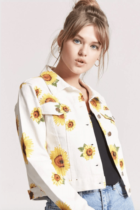 Chica con chaqueta blanca y decorado de girasoles
