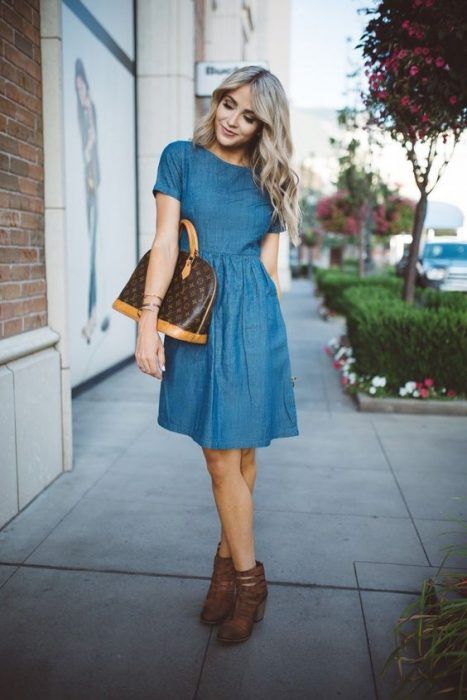 Outfit de vestido con botines