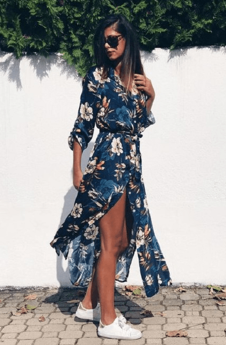 Outfit de vestido con tenis