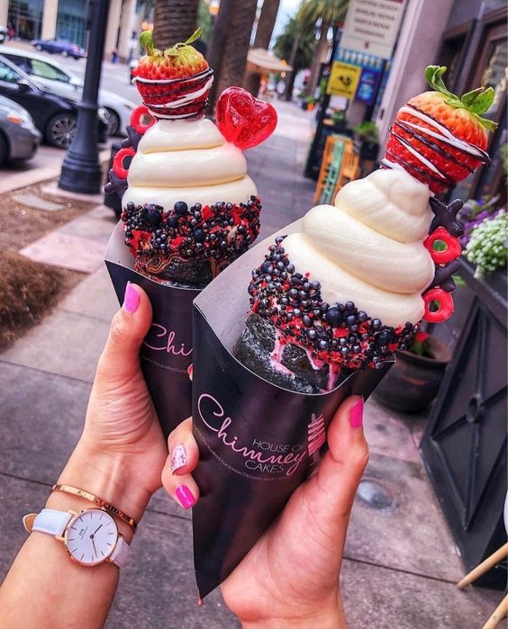 Helados de crema decorados con fresas; Helados que son un deleite visual