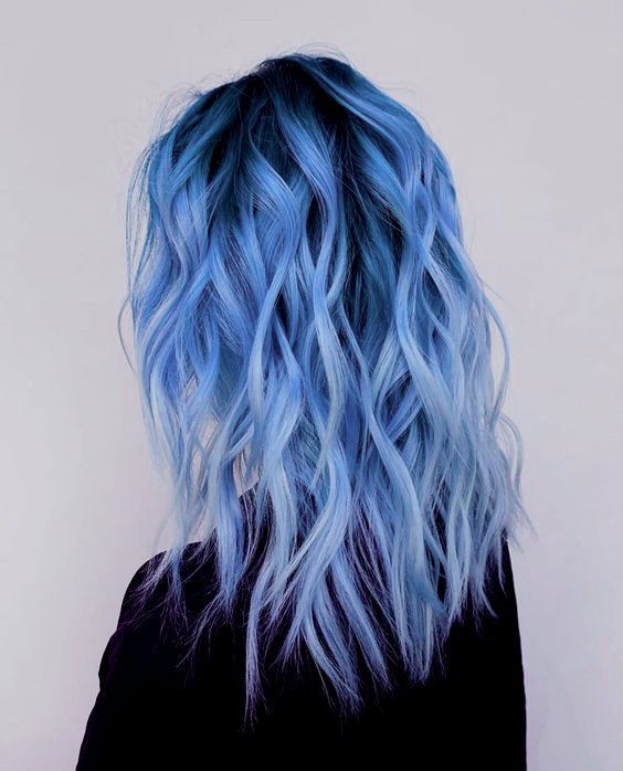Chica con cabello ondulado teñido en azul mora;Ideas para pintarte el cabello de un color que nunca imaginaste