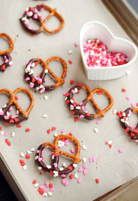 Bretzels cubiertos de chocolate y confituras de corazón