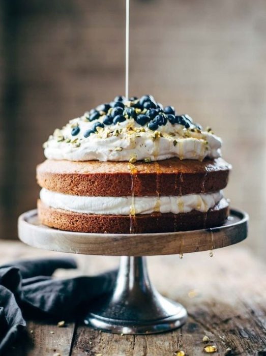 Pastel con relleno de betún con bayas moradas
