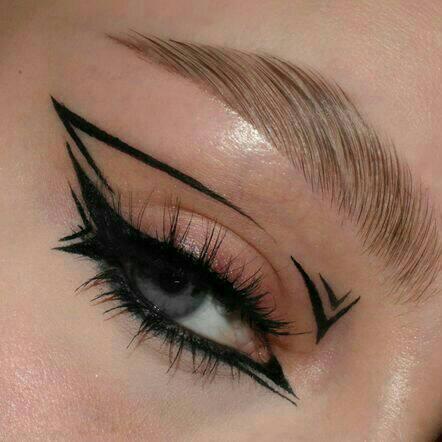 Delineado en negro con líneas dobles; Delineados aesthetic que querrás intentar