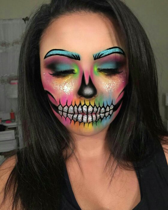 Chica con maquillaje de Catrina en colores neón