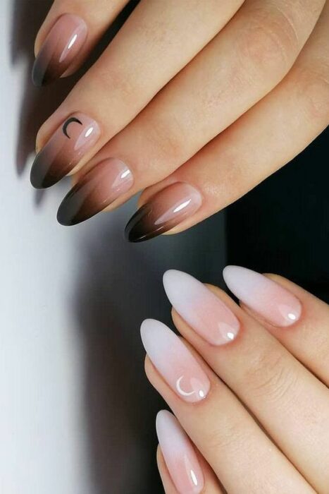 Manicura degradada en colores negro y nude, y nude y rosa