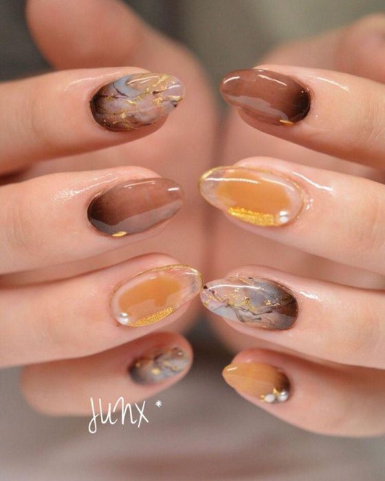 Diseño de manicura en tonos café y amarillo