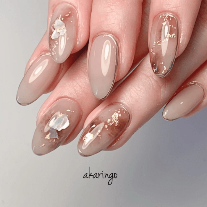 Diseño de manicura en tonos beige y colores tierra