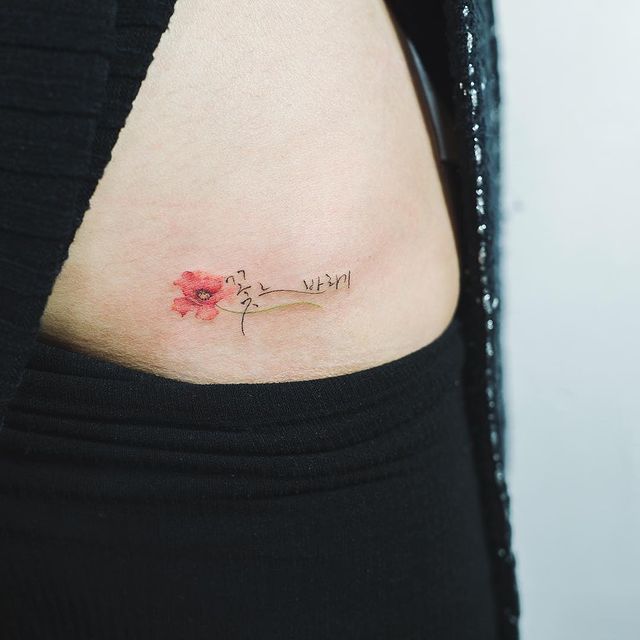 Chica mostrando un tatuaje en la cintura