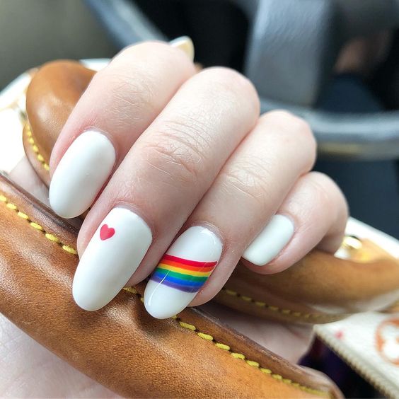 Uñas blancas con toque arcoíris