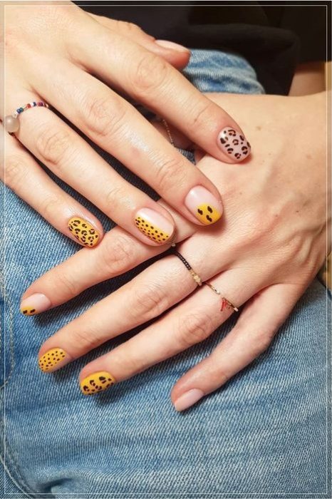 Manicura en diseño animal print en colores mostaza y diferentes formas