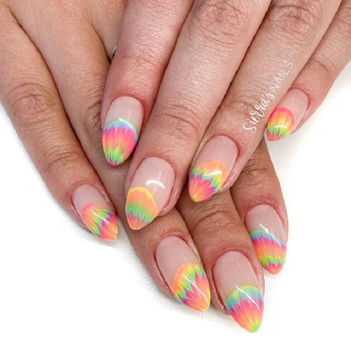 Manicura estilo tie dye solo en la punta de la uña