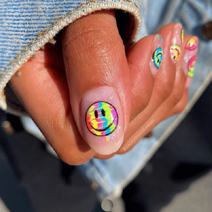 Manicura estilo tie dye en caritas felices