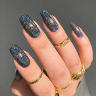 Chica con uñas holográficas en tonos azules