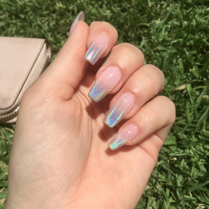 Chica con las uñas en efecto degradado