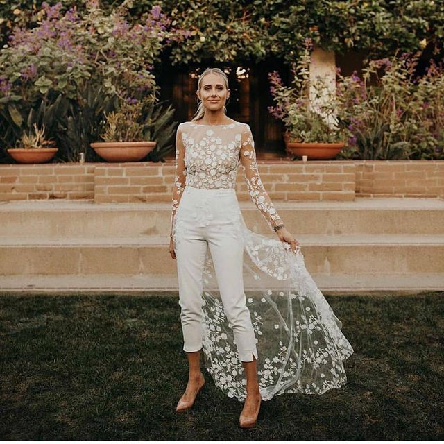chica usando mono blanco para la boda; 15 Vestidos de novia sencillos y bonitos que te harán decir 'Si, acepto'