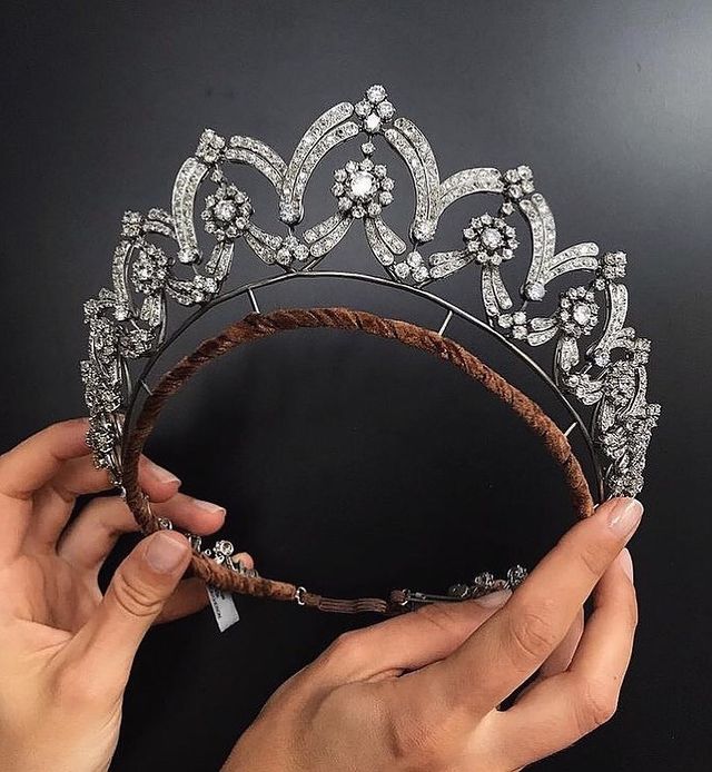 tiara en tono blanco con picos ;15 Tiaras estilo princesa para deslumbrar en tu boda