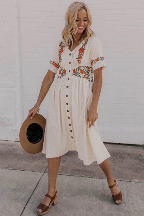 Vestido primaveral suelto color blanco y flores
