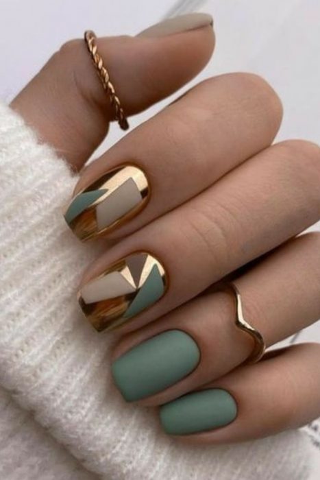 Uñas con diseños dorados para la temporada navideña