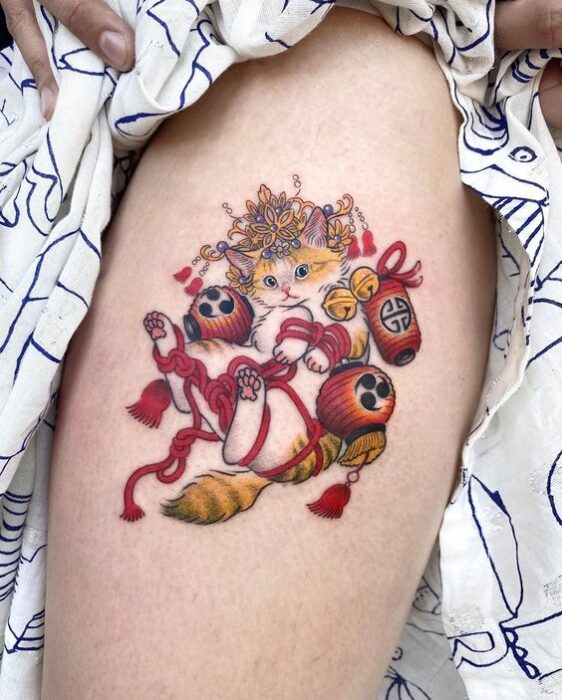 Tatuaje de gato en colores amarillo y rojo; Tatuajes para llevar a mishi siempre contigo