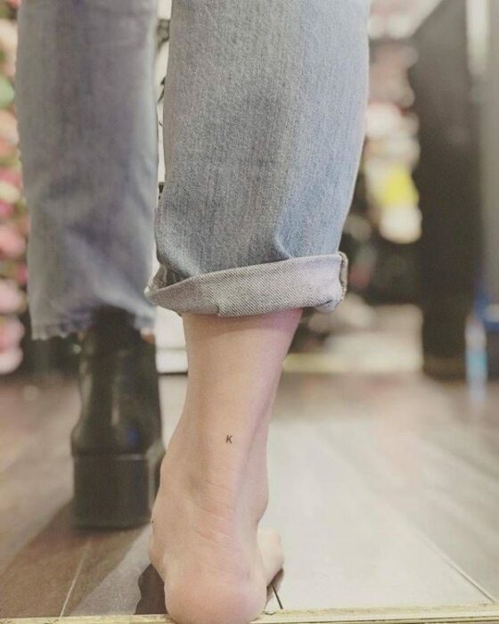 Chica con tatuaje de una inicial en el tobillo; Tatuajes ocultos que desearás llevar