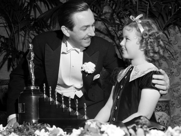 Walt Disney con su estatuilla por el Oscar a mejor película animada
