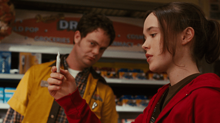 Escena de Juno comprando pruebas de embarazo en el centro comercial