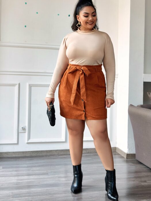 Chica usando una falda de pana mientras posa para una fotografía