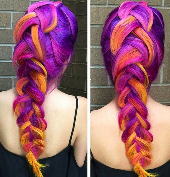 Chica con el cabello de colores sujetado en una trenza floja