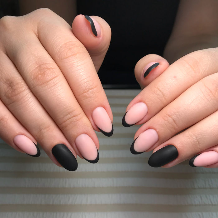 Manicure francesa en color negro