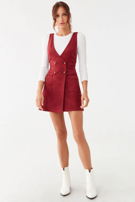 Chica usando un overol con una blusa de color blanca