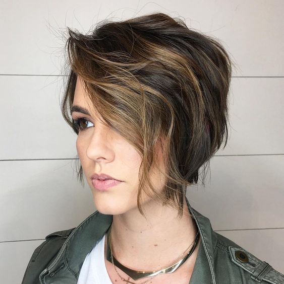 Mujer de cabello corto castaño con mechitas beige