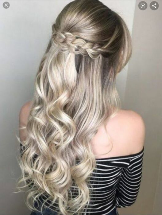 Chica con un peinado de trenzas