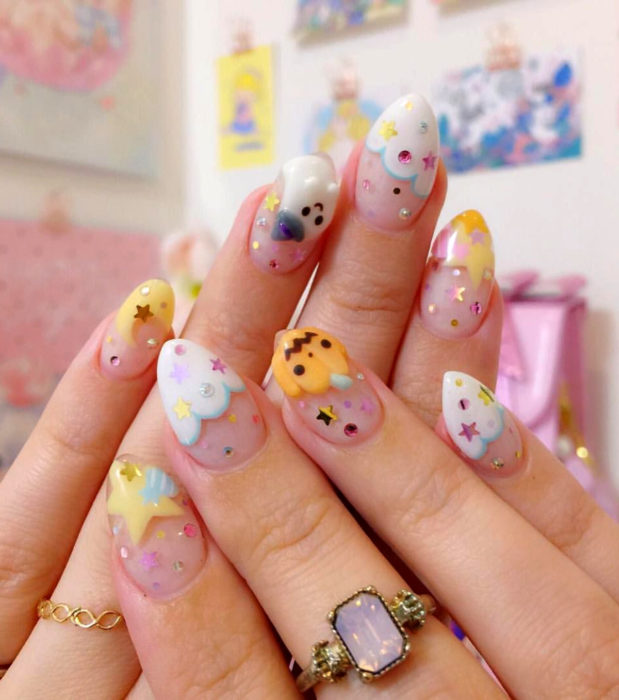 Diseños de uñas kawaii, tiernas en colores pastel para Halloween; almendras, calabazas y nubes con estrellas
