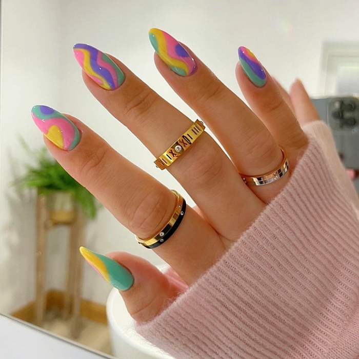 uñas, manicura, postizas con diseños originales, coloridos, neón, rosa pastel, tonos pasteles, rojos, anillos, glitter, brillo y tonos neutrales