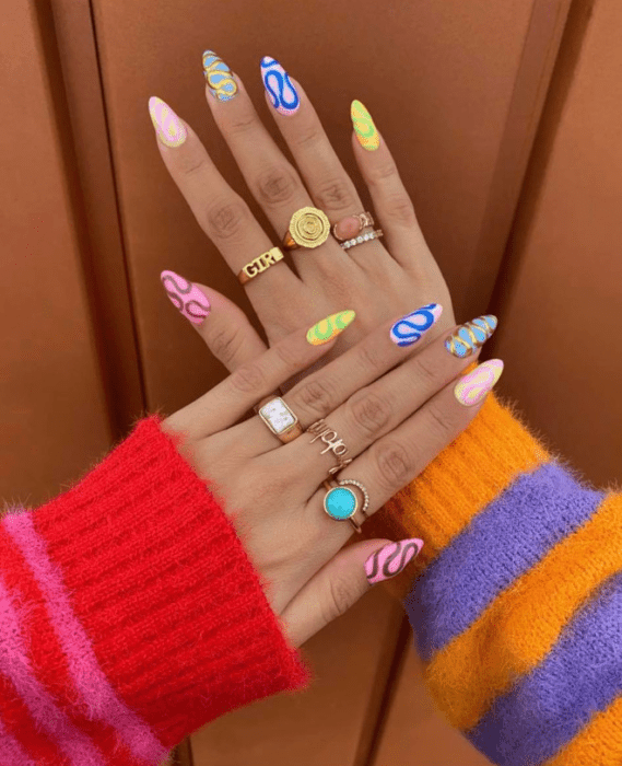 Chica con las uñas pintadas en diferentes colores