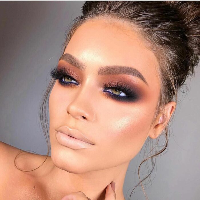 Chica con los ojos maquillados al estilo Smoke Eyes en tono marrón