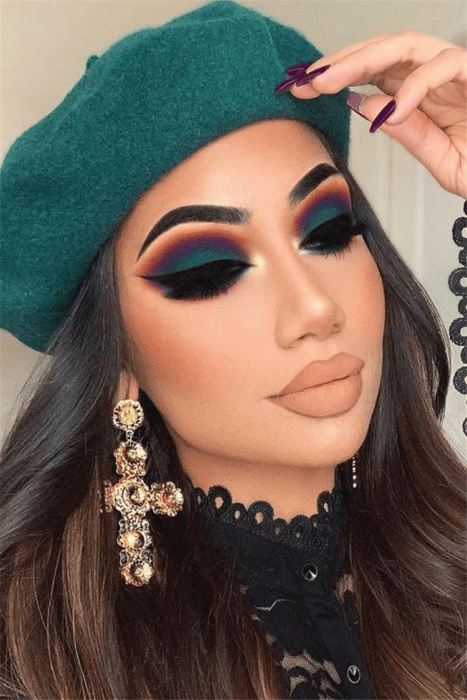 Chica con los ojos maquillados al estilo Smoke Eyes en tonos verdes y azules