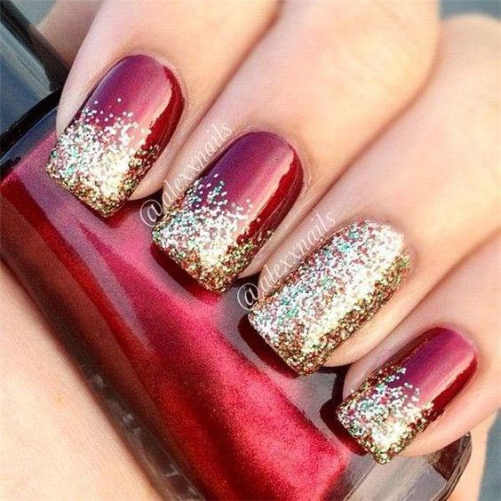 Manicura en rojo con glitters dorados