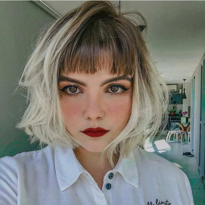 Chica con el cabello teñido de color dorado con rubio