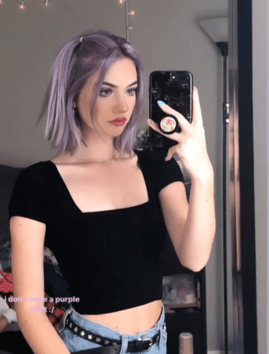 Chica con el cabello teñido de color violeta sujetado en dos colitas