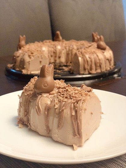 Gelatina con conejitos de chocolate y crema; postre de cocción sin horno