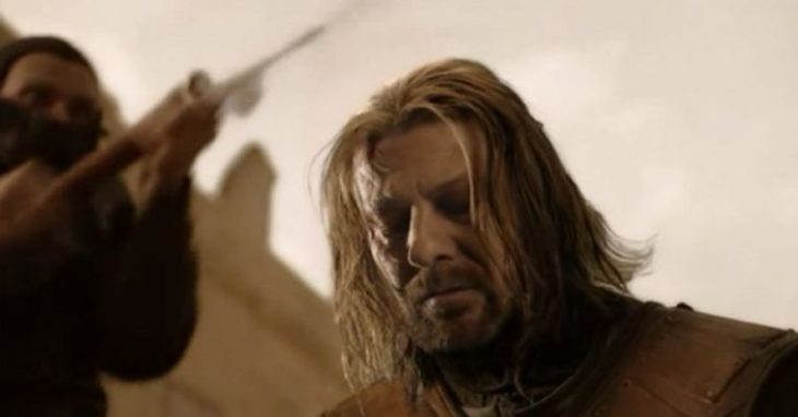 Ned Stark de Game of Thrones con la cabeza agachada