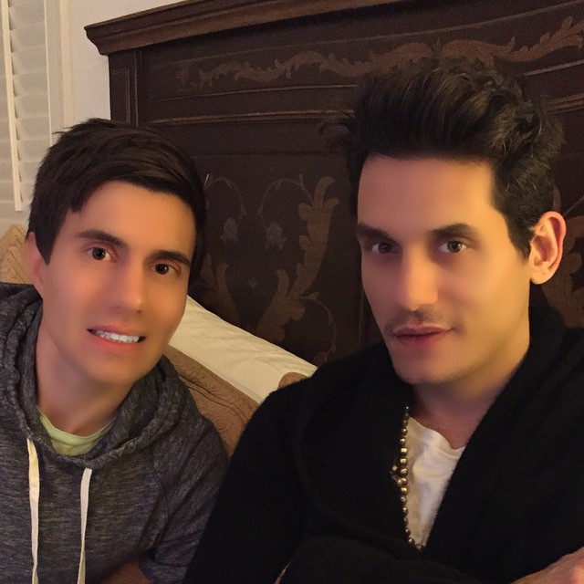 John Mayer con una foto editada de su rostro