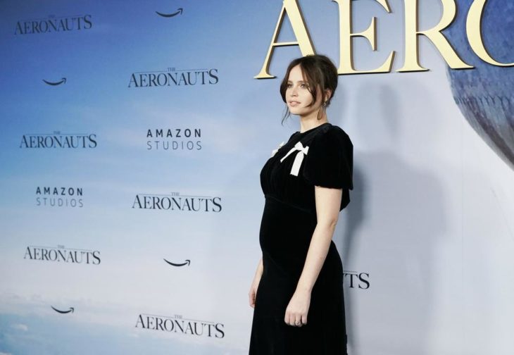 Felicity Jones en la premier de Aeronauts, mostrando su pancita de embarazo