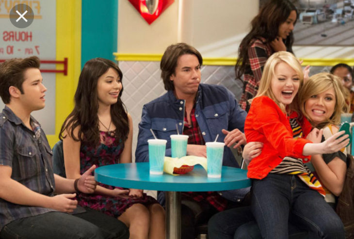 Emma Stone sentada sobre las piernas de Sam Pucket en iCarly
