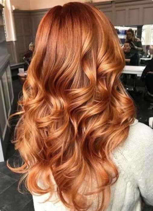 Chica con el cabello teñido de color Creamy Peach