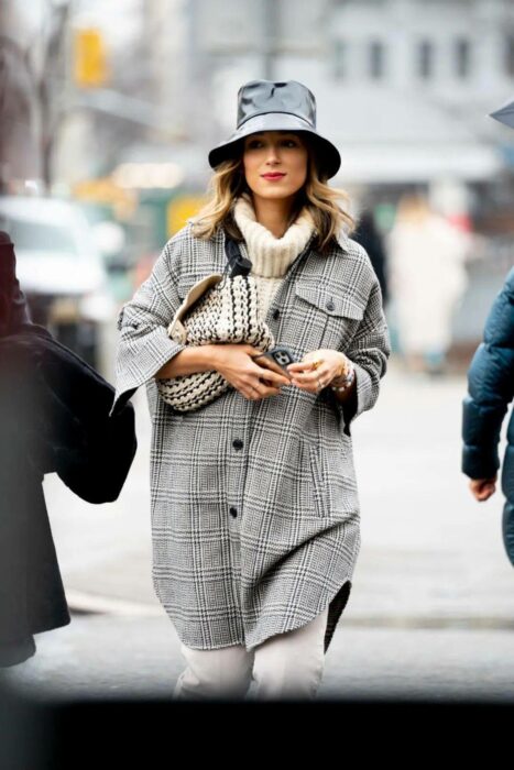 Chica usando un outfit con su gorrito