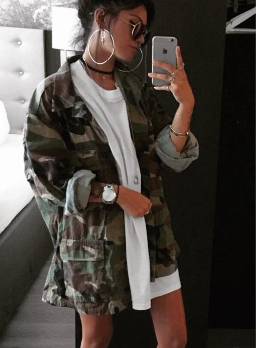 Chica usando una chaqueta oversize de color verde militar con una blusa blanca y botas