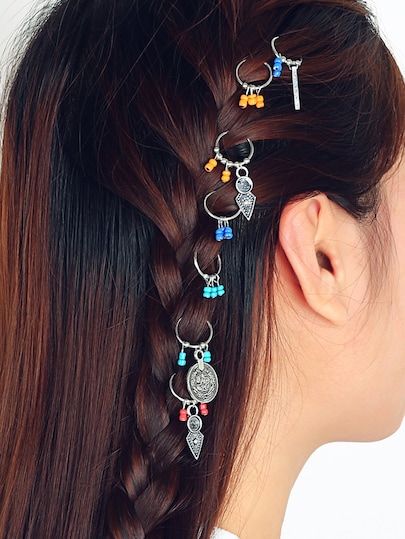 Chica de cabello largo y castaño con dijes en el cabello